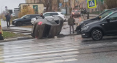 В Нижнем Новгороде на мокрой дороге перевернулась легковушка