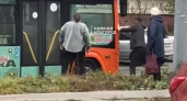 В Верхних Печерах пассажир пытался порубить автобус после спора с водителем