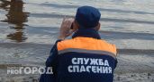 Спасатели достали из воды тело пропавшего рыбака в Павловском районе