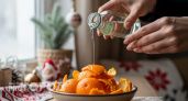 Мандариновые корки заливаю уксусом – и всю зиму не нарадуюсь своей смекалке: чудесный лайфхак для хозяек