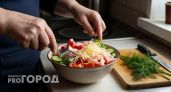 Три простых продукта, а выглядит как шедевр: готовим потрясный салат «Красное море» за 10 минут на Новый год