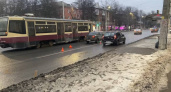 В Нижнем Новгороде 18-летний парень вышел из трамвая и попал под колеса легковушки