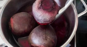 Не варю свеклу часами – хватает 15 минут: есть одна уловка при варке – выходит вкуснее, сочнее и без запаха на весь дом