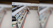 Жительница Дзержинска вышла из магазина с полными пакетами "бесплатной" еды, чтобы потом наживаться