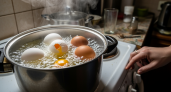 Один продукт в воду при варке яиц - и скорлупа будет сниматься легко как никогда. Простой секрет от шеф-поваров