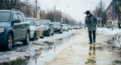 Канализационный потоп на улице Пермякова: десятки авто застряли в замерзших фекалиях