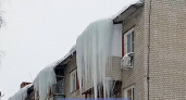 Ледяные глыбы "заперли" жильцов дома в Нижнем Новгороде