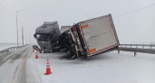 Фура сложилась пополам на заснеженной трассе М-12 в Нижегородской области