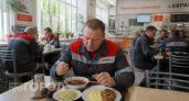 Обед на крупнейшем заводе страны: что подают металлургам и во сколько обходится полноценная трапеза в столовой