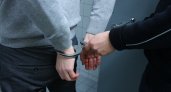 На жителя Дзержинска с кулаками накинулся незнакомец и отобрал у него 50 тысяч рублей
