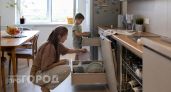 Забудьте про полки для посуды: дизайнеры подсказали способ организовать кухню комфортнее и безопаснее