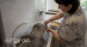 Вы зря сливаете кипяток в раковину: как одна привычка гарантированно уничтожит ваши трубы за копейки