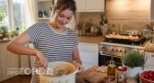 Просто трясу кастрюлю несколько минут: крылышки получаются вкуснее ресторанных и исчезают с тарелок мгновенно
