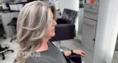 Перестаньте постоянно подкрашивать корни: эта умная техника окрашивания сделает седину частью вашего стиля