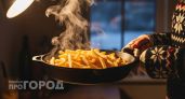 Бабушка из деревни показала, как жарить картошку без каши и сырости: получается румяная и хрустящая