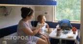 Выкупил всё купе и пошёл поесть — вернулся, а там сидят женщина с ребёнком