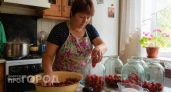 Варить компоты вёдрами больше не модно: делают быстрые заготовки без лишней возни