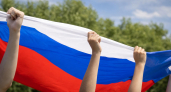 Более 2000 жителей Нижнего Новгорода растянули 100-метровый триколор в День России