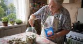 Лавровый лист засыпаю солью — весь июнь не нарадуюсь своей хитрости: полезный лайфхак для всех домохозяек