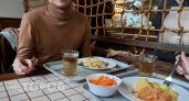 Эта привычка за столом выдает гостя с низким интеллектом