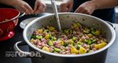 Выливайте срочно: сколько можно хранить окрошку в холодильнике без вреда для здоровья