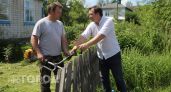 "И зачем так маяться, убери леску с триммера": сосед показал, как легко косить траву и не тратиться на дорогую леску