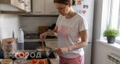 Каша и яичница на завтрак давно всем наскучили: этот 5-минутный рецепт с томатами превращает обычную овсянку в пикантное блюдо