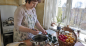 Луковая шелуха — вчерашний день: окунаем пасхальные яйца в этот отвар — и скорлупа засияет ярче изумруда 