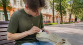 Три капли на ватный диск - и протираем белую подошву: желтые пятна исчезают на глазах