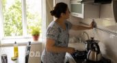 Грязная кухня — в прошлом: лайфхак за 2 рубля спасет плиту от жирных брызг