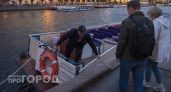 Спросила капитана катера в Петербурге: как они выбираются на берег в местах без причалов и лестниц