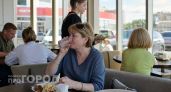 Вода размешивает желудочный сок: врач поведал, можно ли запивать еду