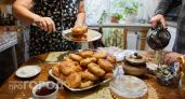 Взбиваем кефир с майонезом — и печем нежные пышки к чаю: домашние съедят моментально