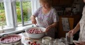 Клубника превращается в кашу: использую простой метод двух подходов чтобы ягоды оставались целыми в сиропе
