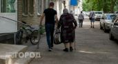 После разговора по телефону нижегородская пенсионерка вынесла в подъезд 200 000 рублей в пакет из-под молока