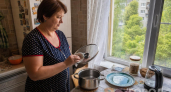 Стеклянные крышки оживают на глазах: копеечное средство добирается даже до жирных щелей