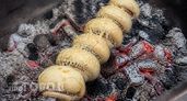 Острые, сочные, сырные: эти фаршированные грибы улетают с мангала за 5 минут