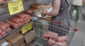 Подруга-продавец раскрыла правду: зачем покупатели берут в Светофоре по 10-20 палок колбасы и по 20 кг сосисок