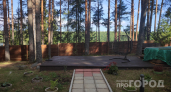 Зачем строить сплошной забор из доски, если есть способ сделать намного красивее и за ту же цену - вот что выбирают умные хозяева