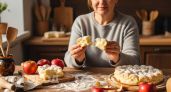 Нежнейшая безе-шарлотка за 10 минут: тот самый пирог, который исчезает со стола первым