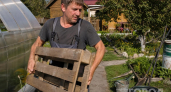 Пара деревянных паллет и банка лака: как собрать лаунж-зону на даче из того, что обычно везут на свалку