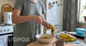 Банановую кожуру посыпаю солью - весь август не нарадуюсь своей смекалке: гениальный лайфхак для лентяев