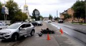 На Бору мотоциклист попал в больницу после столкновения с Renault при развороте