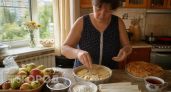 Забудьте про обычную шарлотку: три рецепта яблочных пирогов от Юлии Высоцкой для идеального чаепития в августе