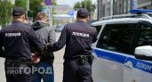 Дебошир с ножом в руках пытался выломать дверь соседа в Дзержинске 
