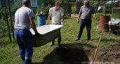 Хватит превращать ванну в пруд с лягушками: из старой сантехники получится полезная дачная конструкция