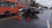 Легковушка врезалась в автобус в Ленинском районе Нижнего Новгорода