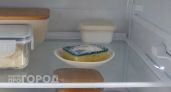 Разрезаю губку и засыпаю соль: простой способ убрать неприятный запах ив холодильнике без химии