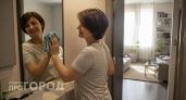Секрет чистых зеркал без разводов: опытные хозяйки больше не покупают спреи, а используют это копеечное средство