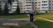 Пожилой нижегородец упаковал более 400 тысяч рублей в цветной пакет и отдал курьеру, поговорив по телефону 